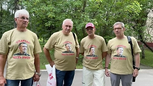 У суда собралась группа поддержки генерала Попова: в "форме" и с подарками