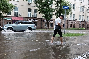 Мощный тропический ливень с грозой превратил улицы Москвы в реки и затопил подъезды