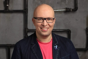 Кроме физического насыщения, мы получаем от пищи эмоциональное удовольствие. Вкусная еда вызывает прилив позитивных эмоций уже в момент, когда мы слышим её запах. Горячий борщ, свежеиспечённый пирог, блюдо свежих ягод — разносящийся аромат моментально улучшает настроение благодаря выделению эндорфинов, гормонов счастья. Вкусняшки часто используют, чтобы заедать стресс. Но не обязательно тянуться за очередной шоколадкой. Правильное разнообразное питание тоже приносит удовольствие и помогает справляться со стрессом.