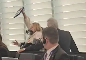 Смелого депутата ЕП вывели из зала после громкой критики фон дер Ляйен