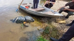 Тело жестоко убитой женщины в мусорном мешке выловили из Урала