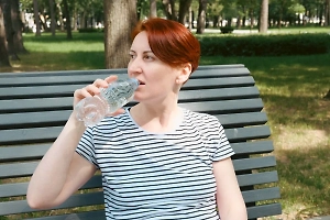 Названы неочевидные и опасные симптомы обезвоживания в жару