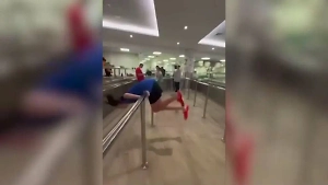 Дочь Киркорова крутила "завитушки" в школьной столовой, несмотря на замечания взрослых