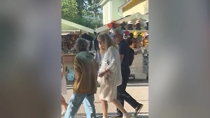 Пользователи не узнали скрюченную Пугачёву в Юрмале, её состояние шокировало весь Интернет