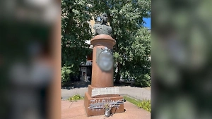 В Днепропетровске неизвестные разрисовали памятник советскому лётчику Брандысу