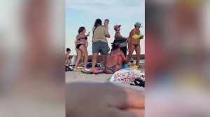 Украинки поругались из-за песен "Ласкового мая" на пляже в Одессе