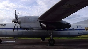В Югре у пассажирского самолёта Ан-24 разорвалось колесо шасси