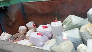 Петербуржцы нашли на помойке канистры с опасными химическими отходами