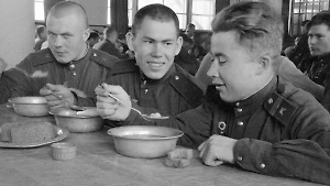 Меню в Советской армии: как солдаты выживали с такой едой