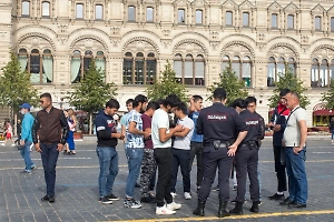 Банда иностранцев "спрашивала за шмот" с жителей Мытищ — за это пришлось извиняться