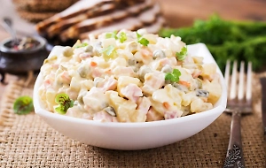 Вплоть до летального исхода: Названы салаты, которые особенно опасно есть в жару