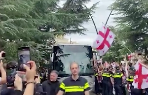 Сотни болельщиков встретили вернувшуюся с Евро-2024 сборную Грузии по футболу