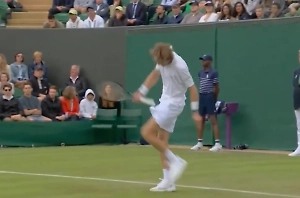 Рублёв проиграл 122-й ракетке мира в матче Уимблдона и яростно отшлёпал себя ракеткой