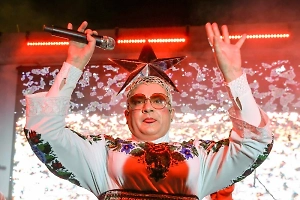 Зеленский выпустил Сердючку в спецрейс по Европе, чтобы она собрала ему денег на дроны и свет