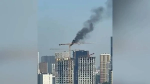 В Москве загорелся башенный кран, искры падают на дизельную станцию