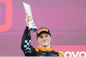Австралиец Пиастри впервые в карьере выиграл этап "Формулы-1"