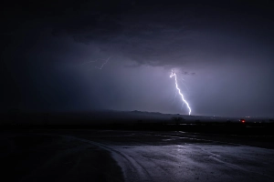 Врач рассказал, почему нельзя закапывать в землю человека, которого ударила молния