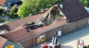 В Германии крыша супермаркета рухнула на головы покупателей