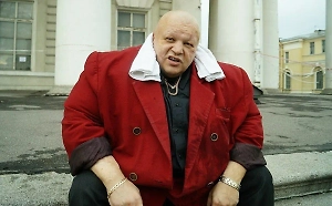 У меня впечатление о нём сложилось как об очень закомплексованном человеке. В себе. Он никогда не пил, был всегда скучный, абсолютно не компанейский, закрытый человек. Мне кажется, его комплексы не дают ему развития — женщины всё-таки любят ушами. Соответственно, мне кажется, что при всей его успешности у него мало женщин. Потому что на корпоративах я никогда не видел вокруг него женщин. Это, как говорится, не моё дело, я свечку не держал, но я скажу так: всё это он говорит от злости, потому что сам не может, видимо, иметь детей.