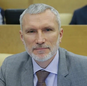 Уверен, что весь мир с удовольствием отмечал бы сегодня независимость от Америки, потому что, честно говоря, эта страна давно уже сидит у всех как ком в горле, не давая дышать и свободно развиваться. Одних только военных вторжений и переворотов за последние полсотни лет Соединённые Штаты организовали больше сотни, не стесняясь, вмешиваются во внутренние дела любых государств и диктуют свою волю обоим полушариям.