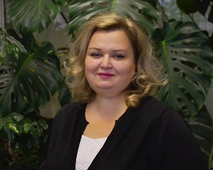 Основными бактериями, вызывающими проблемы в бассейнах, являются E. coli, Pseudomonas aeruginosa и Legionella, которые приводят к инфекциям кожи, ушей и дыхательных путей. Водоросли могут сделать воду мутной и скользкой. А некоторые виды грибков (извне или от заражённых людей) — вызвать кожные инфекции. Ещё одни микроорганизмы, которые заселяют бассейны, криптоспоридии, могут вызывать диарею.