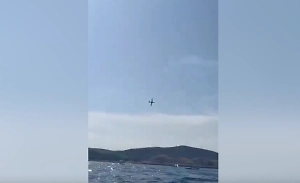 Двухместный самолёт Fouga Magister рухнул в воду во время авиашоу во Франции