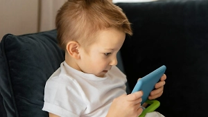 Родителям назвали лучший способ побороть зависимость ребёнка от смартфона