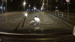 В Магнитогорске полуголый мужчина кидался на прохожих и чуть не угнал автомобиль