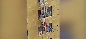 "Всё оторвало к чертям!" В элитном ЖК в Челябинске люлька с рабочими сорвалась вниз и застряла