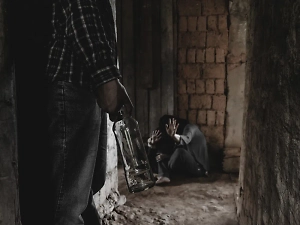 Пьяный россиянин избил жену и устроил погоню за спасавшейся от побоев дочерью