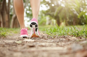 Учёные определили, сколько нужно ходить в день, чтобы продлить жизнь