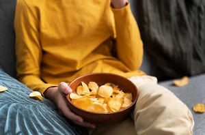 Врач объяснила, чего не хватает организму, если постоянно хочется чипсов