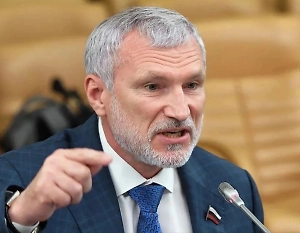 Это показатель того, как на Украине промывают мозги — русский футболист, родившийся на Дальнем Востоке и игравший в московском «Локомотиве», вдруг возомнил себя украинцем. И сразу готов стал отказаться от собственных отца и матери. Вплоть до того, что публично призывал их убить — родители живут как раз в Курске.