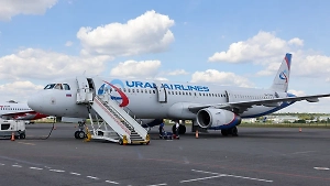 Бортпроводник «Уральских авиалиний» чуть не сломал руку, показывая работу спасжилета