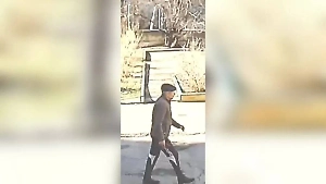 В Новороссийске по подозрению в педофилии ищут мужчину — он попал на видео