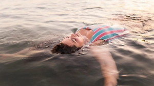 Врач назвал минимальную для купания температуру воды