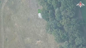 Минобороны показало видео уничтожения танка и бронеавтомобиля ВСУ в Курской области