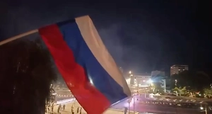 Флаг России и баннер вывесили в центре сербского Ниша в поддержку Курска