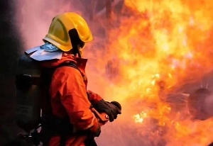 В Ростовской области загорелся склад, огонь уже перекинулся на частные дома