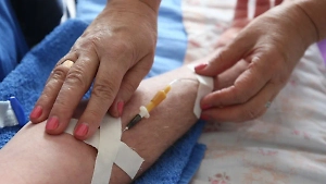 Нарколог предположил, из-за чего в Сибири могли умереть пациенты под капельницами