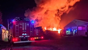Здание с газовыми баллонами внутри полыхает в Ярославле