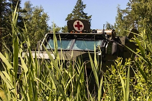 Курские пенсионеры подарили спасшим их военным автомобиль для эвакуации раненых