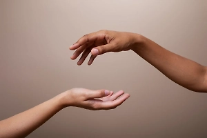 Психолог объяснил, как по большому пальцу определить главного в доме