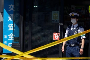 Японец бросил коктейль Молотова в здание правящей партии в Токио