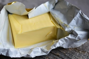 Сливочное масло полезно для кожи и волос, заявил врач