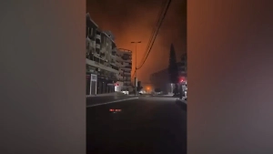 Ливанцы ищут убежище на пляже в Бейруте, спасаясь от бомбёжек Израиля