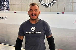 Боец ММА выиграл и передал пламенный привет президенту Франции