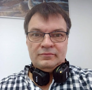 По поводу шпионства — это только фантазии, к сожалению или к счастью, поскольку шпионить сами эти животные не могут, а повесить на них какое-то шпионское оборудование — довольно сложная задача.