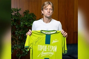 Экс-капитан сборной Украины продал футболку за 700 тысяч ради помощи жителям Курской области