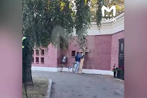 Неадекват разгромил могилу Маслякова на Новодевичьем кладбище